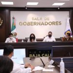 Príncipe Carlos recibe primera dosis de vacuna covid