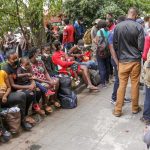 Se movilizan trabajadores despedidos de salud