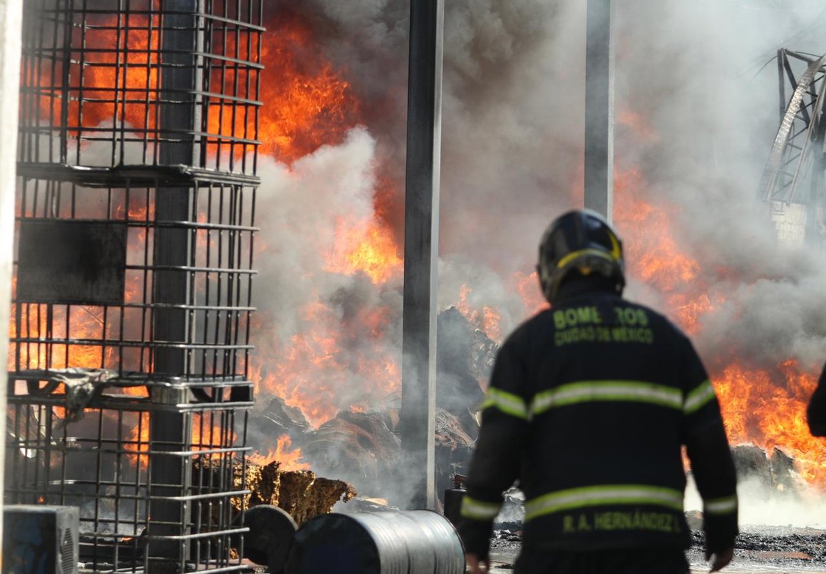 Emergencia controlada: Bomberos dominan voraz incendio en almacén de materiales peligrosos