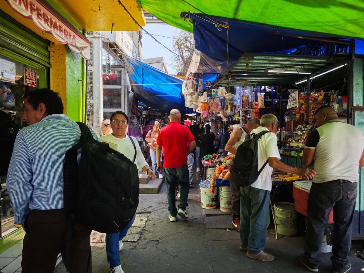 Caos vial: ambulantes y mototaxis invaden accesos a estaciones del Metro