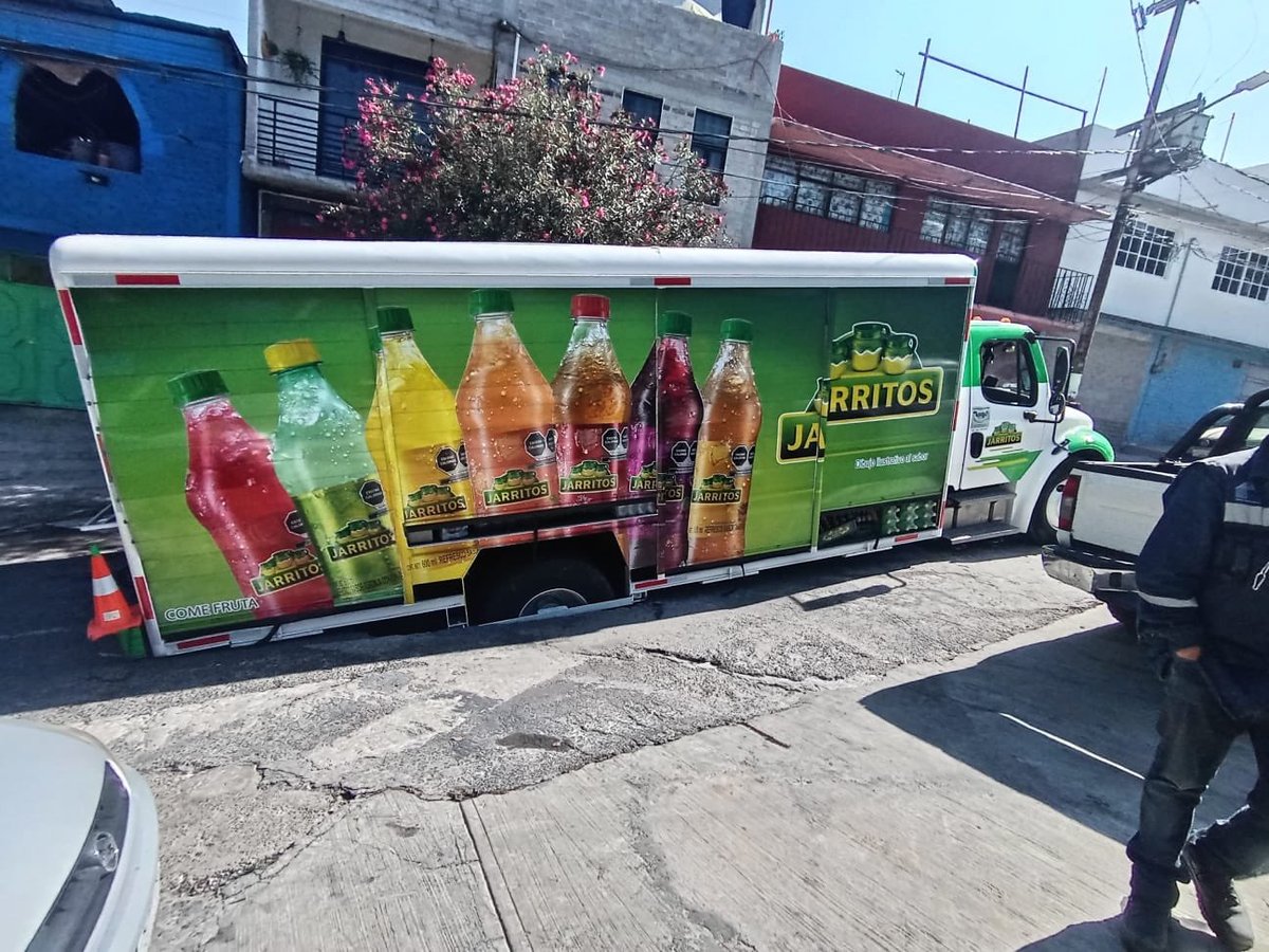 Socavón en Iztapalapa devora camión de refrescos por falla en drenaje