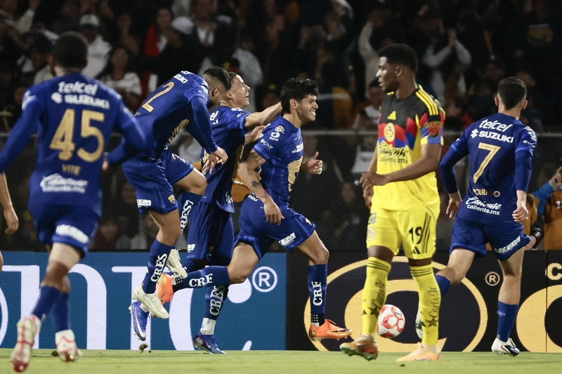 Pumas doblega al América y se acerca a la cima del torneo