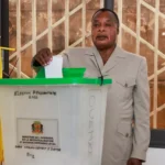 Emergencia controlada: Bomberos dominan voraz incendio en almacén de materiales peligrosos