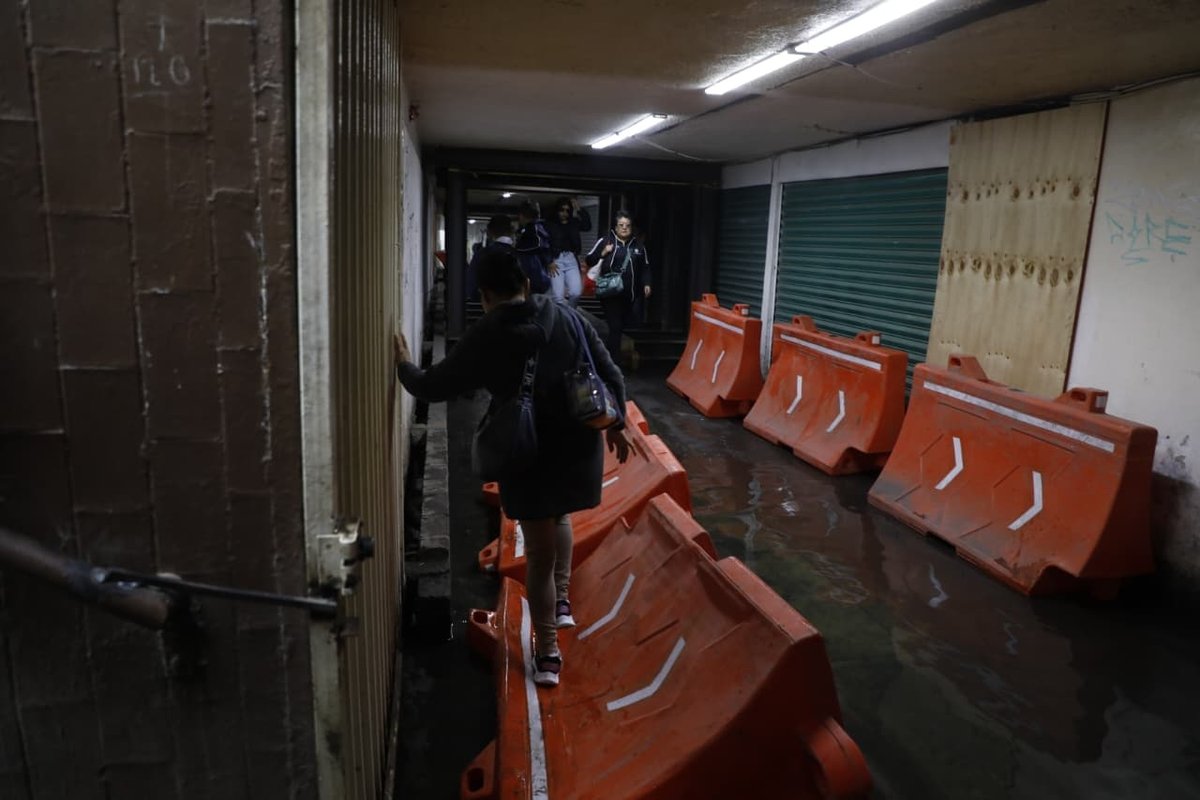 Inundación en San Antonio Abad: peatones desafían barreras en paso a desnivel colapsado